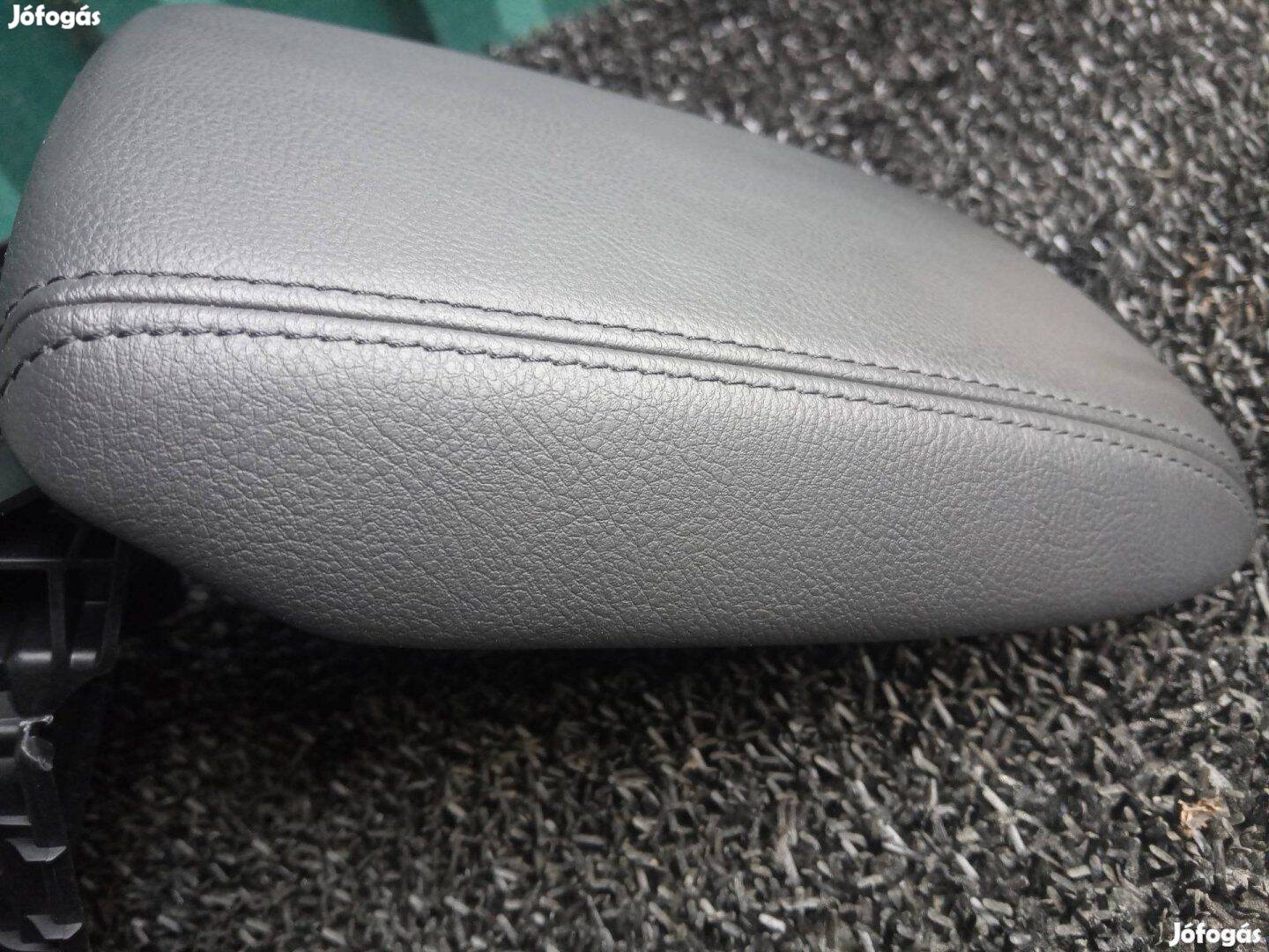 Eladó Ford focus MK3 2014 től könyöklő ajtó bőr