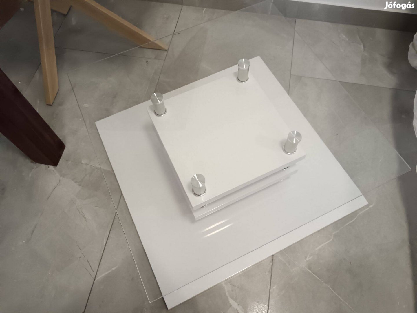 Eladó Gaw üveg kisasztal 80x80