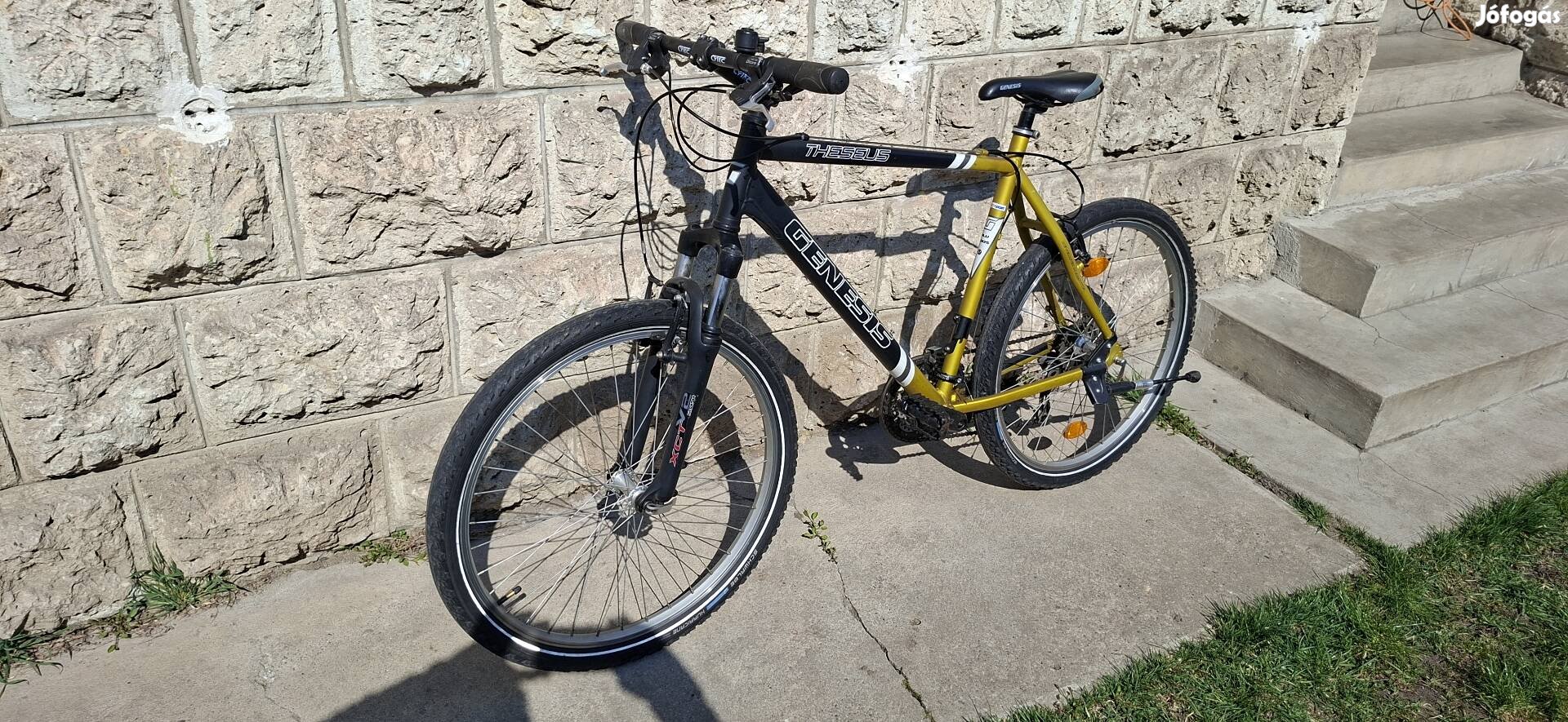 Eladó Genesis Theseus felnőtt kerékpár 26-os kerekekkel.