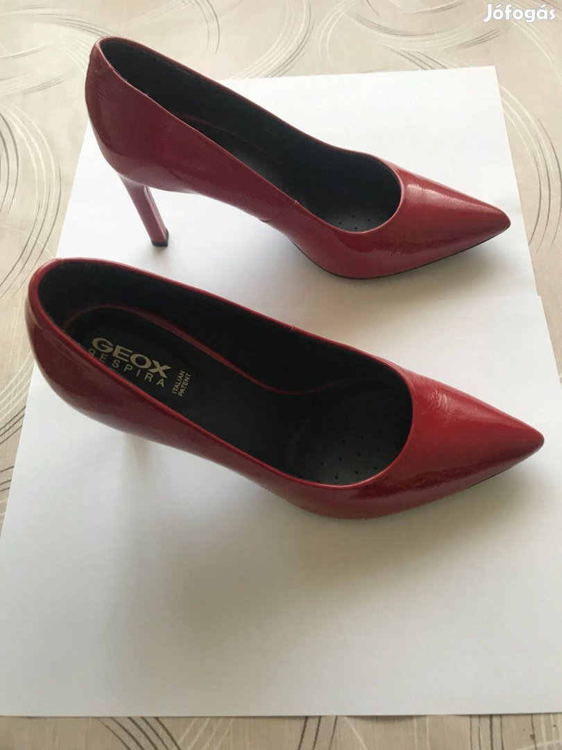 Eladó Geox piros cipő