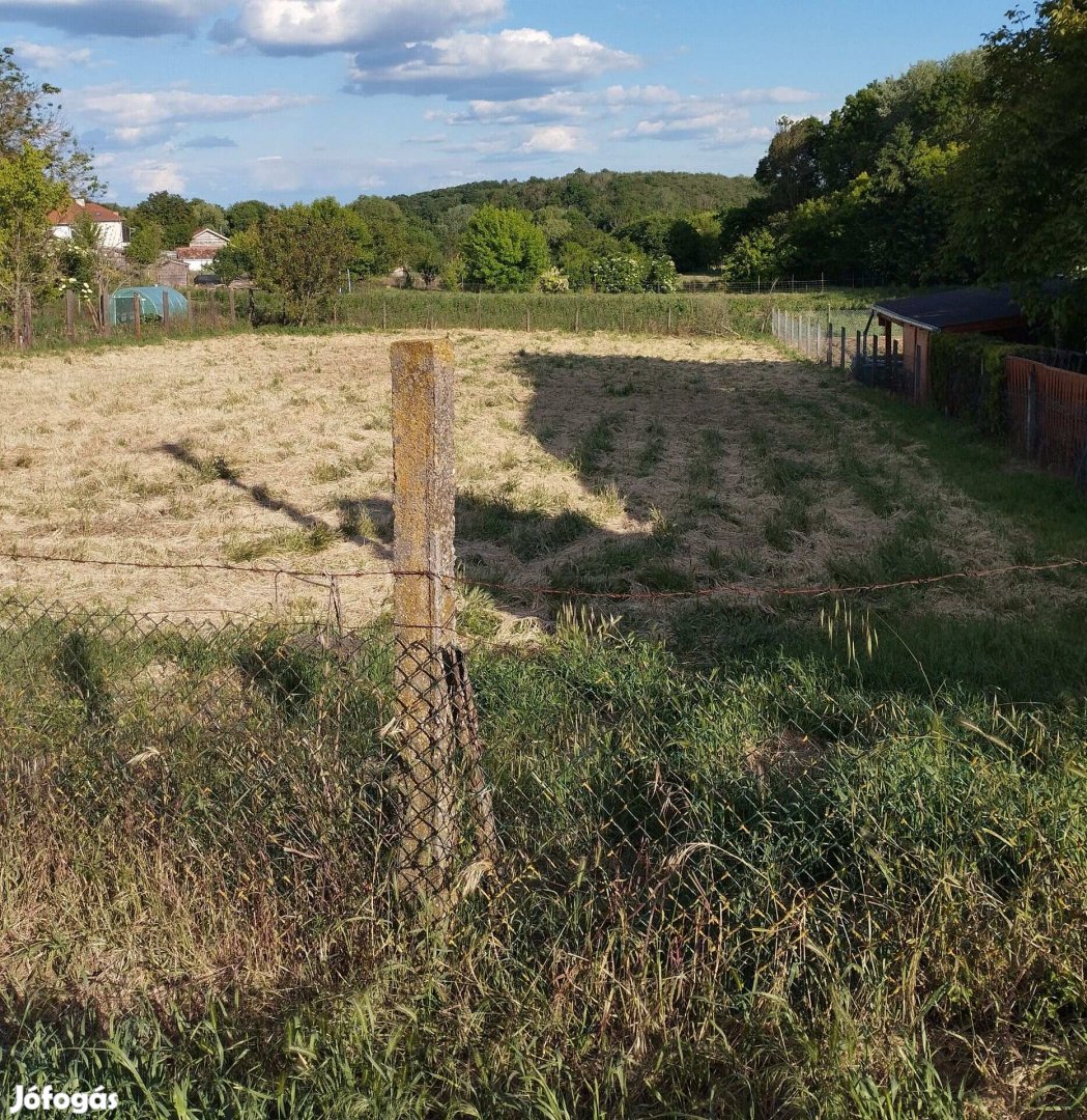 Eladó Gombán központtól nem messze, 1132 m2 építési telek