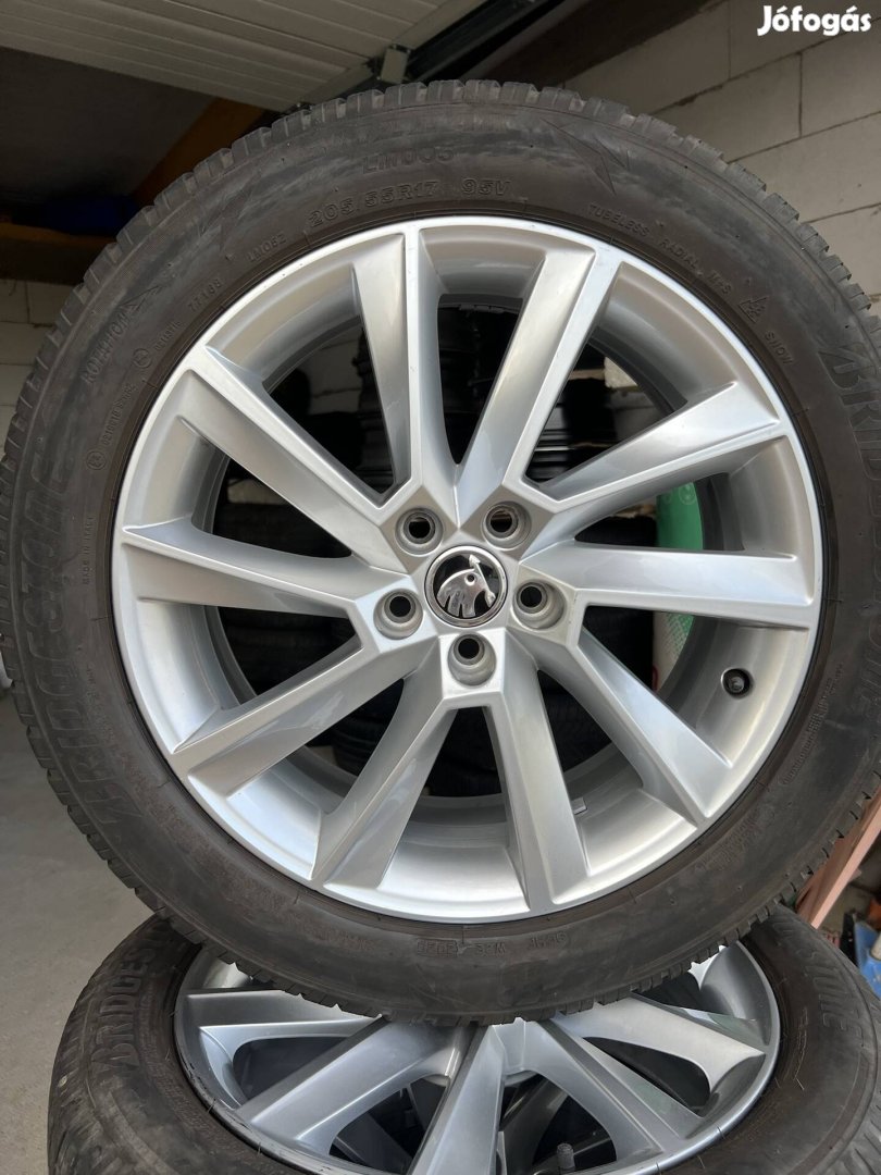 Eladó Gyári Skoda alufelni téli gumikkal!