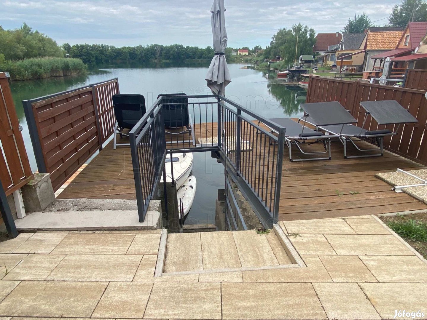 Eladó Gyékényesen közvetlen vízparti 3 szintes nyaraló