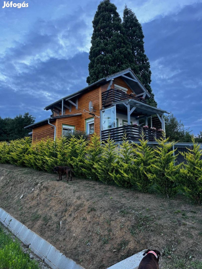 Eladó Ház Csepregi szőlőhegyen a Bene-hegyi tó felett