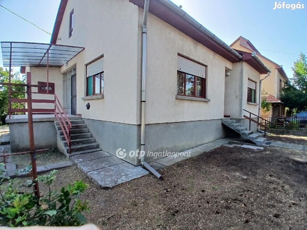 Eladó Ház, Karácsond