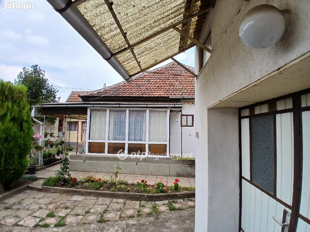 Eladó Ház, Karácsond