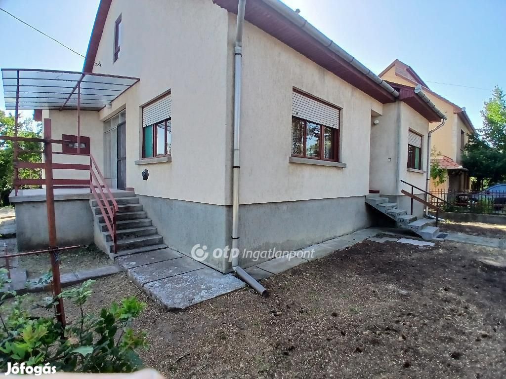 Eladó Ház, Karácsond