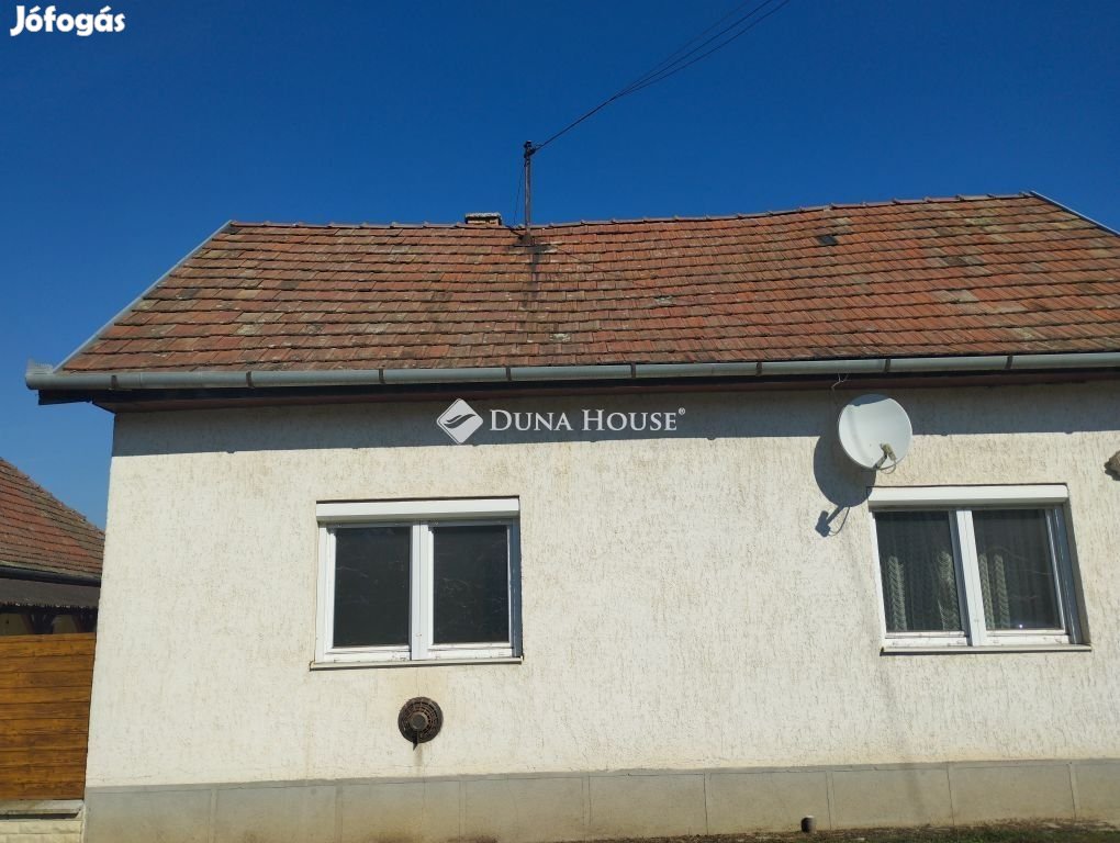 Eladó Hévízgyörkön a Maródi cukrászda közelében családi ház