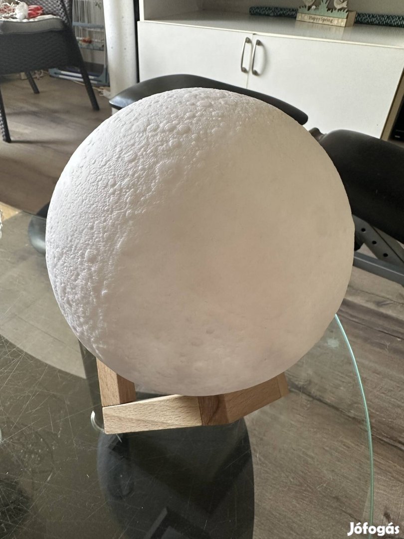 Eladó Hold alakú lampa távirányítóval 