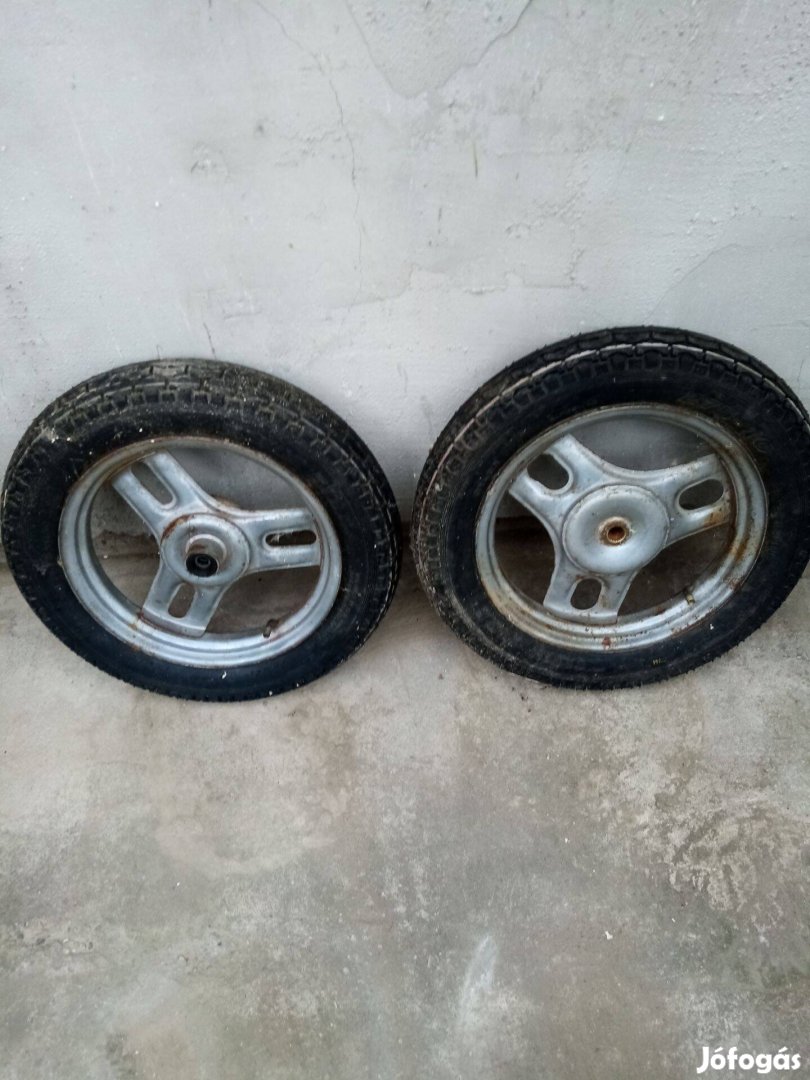 Eladó Honda robogó kerék