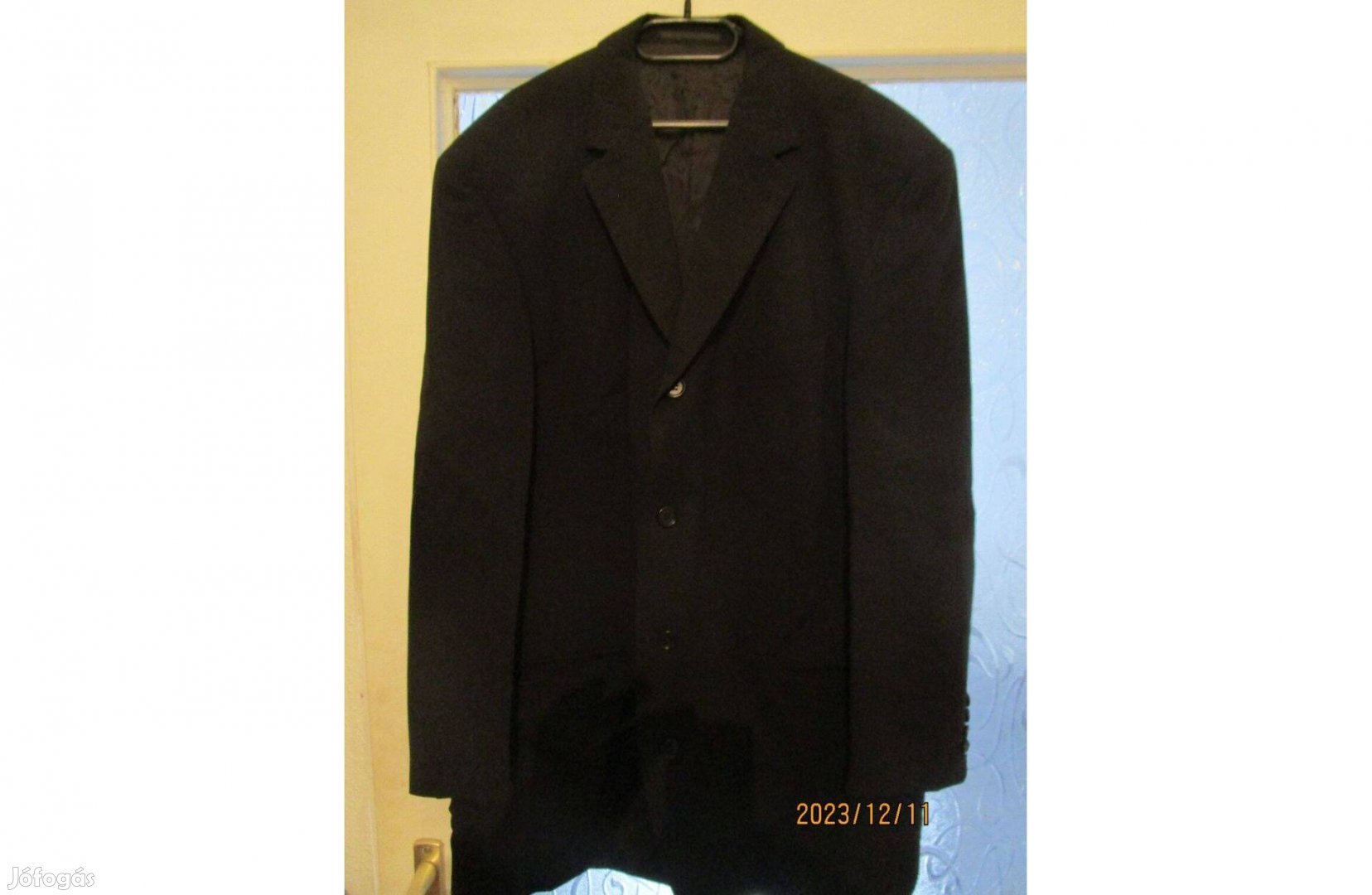 Eladó Hugo Boss öltönyfelső fekete színben 60-as méret