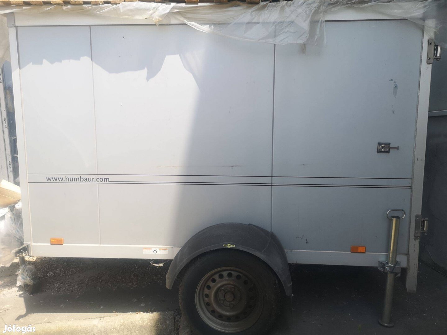 Eladó Humbaur HK303020-185 zárt dobozos utánfutó újszerű állapotban!