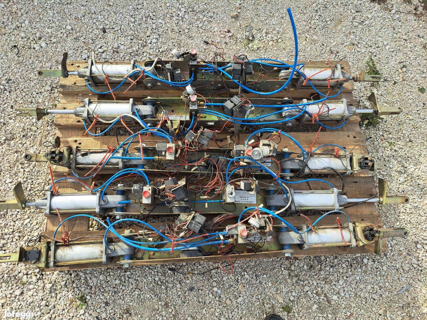 Eladó Ikarus 260 és 280 ajtónyitó mechanika és munkahenger szelep