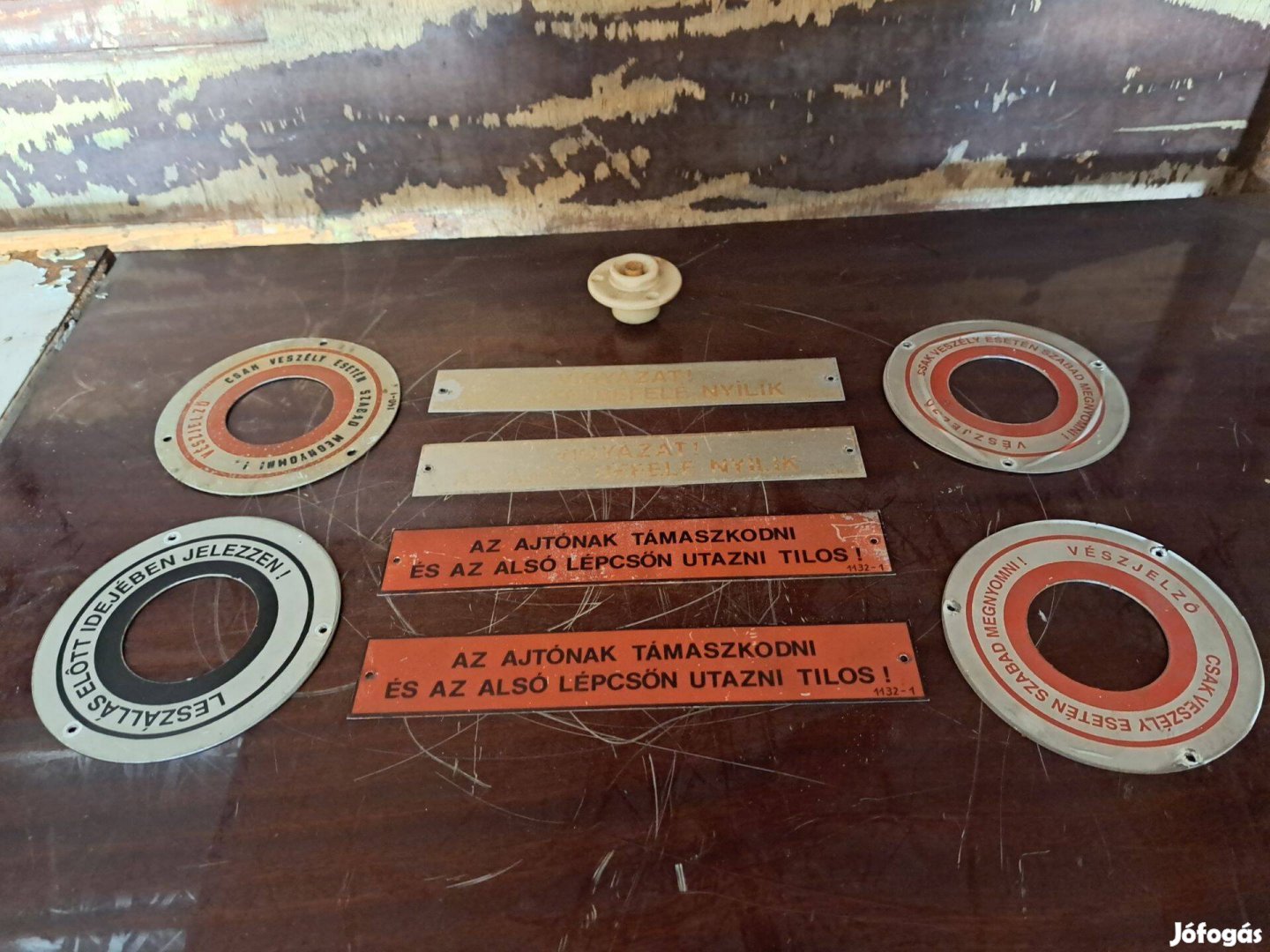 Eladó Ikarus leszállás vészjelző tábla táblák