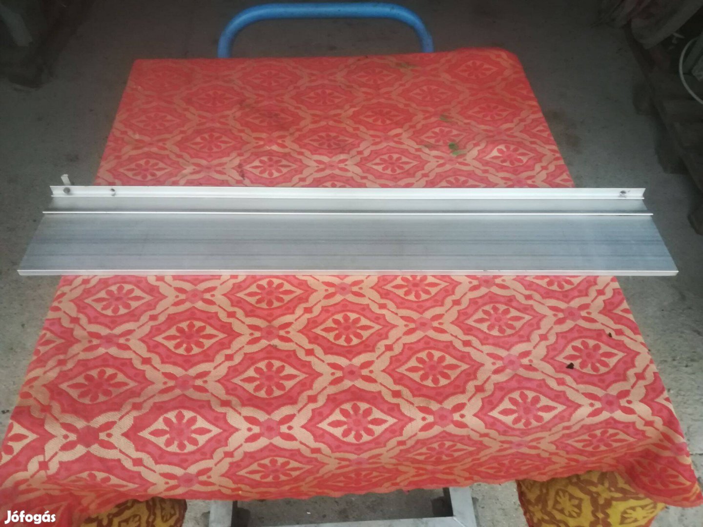 Eladó Ikarus oldalsó ablakra szerelhető táblatartó