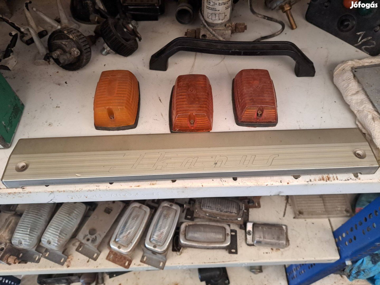 Eladó Ikarus rendszámtábla feletti műanyag dísz