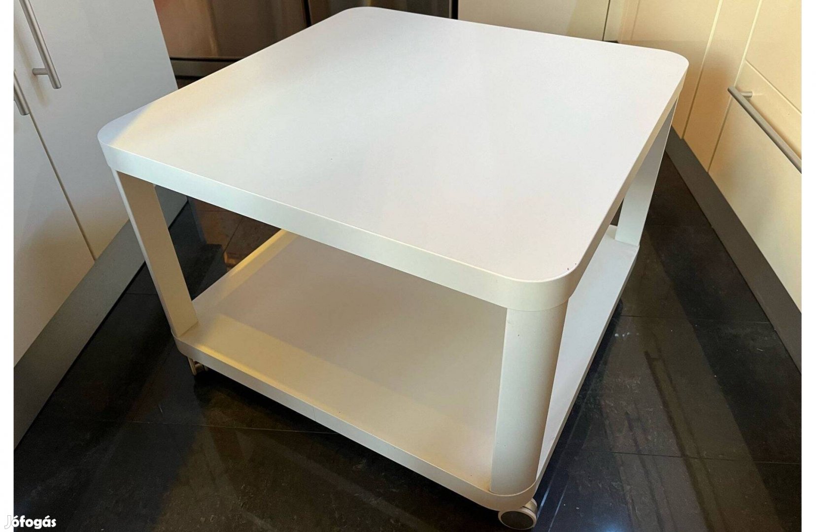 Eladó Ikea Tingby használt gurulós fehér dohányzó asztal