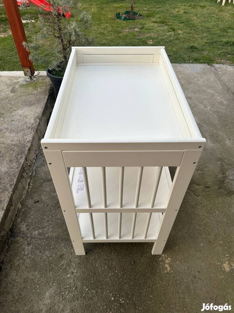 Eladó Ikeás pelenkázó asztal és minden kiegészítője