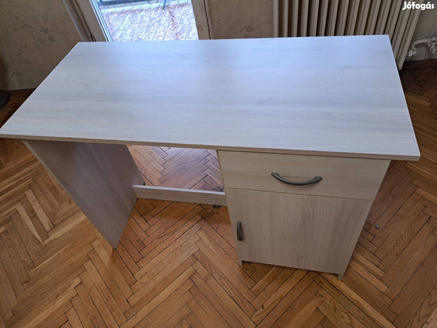 Eladó Íróasztal