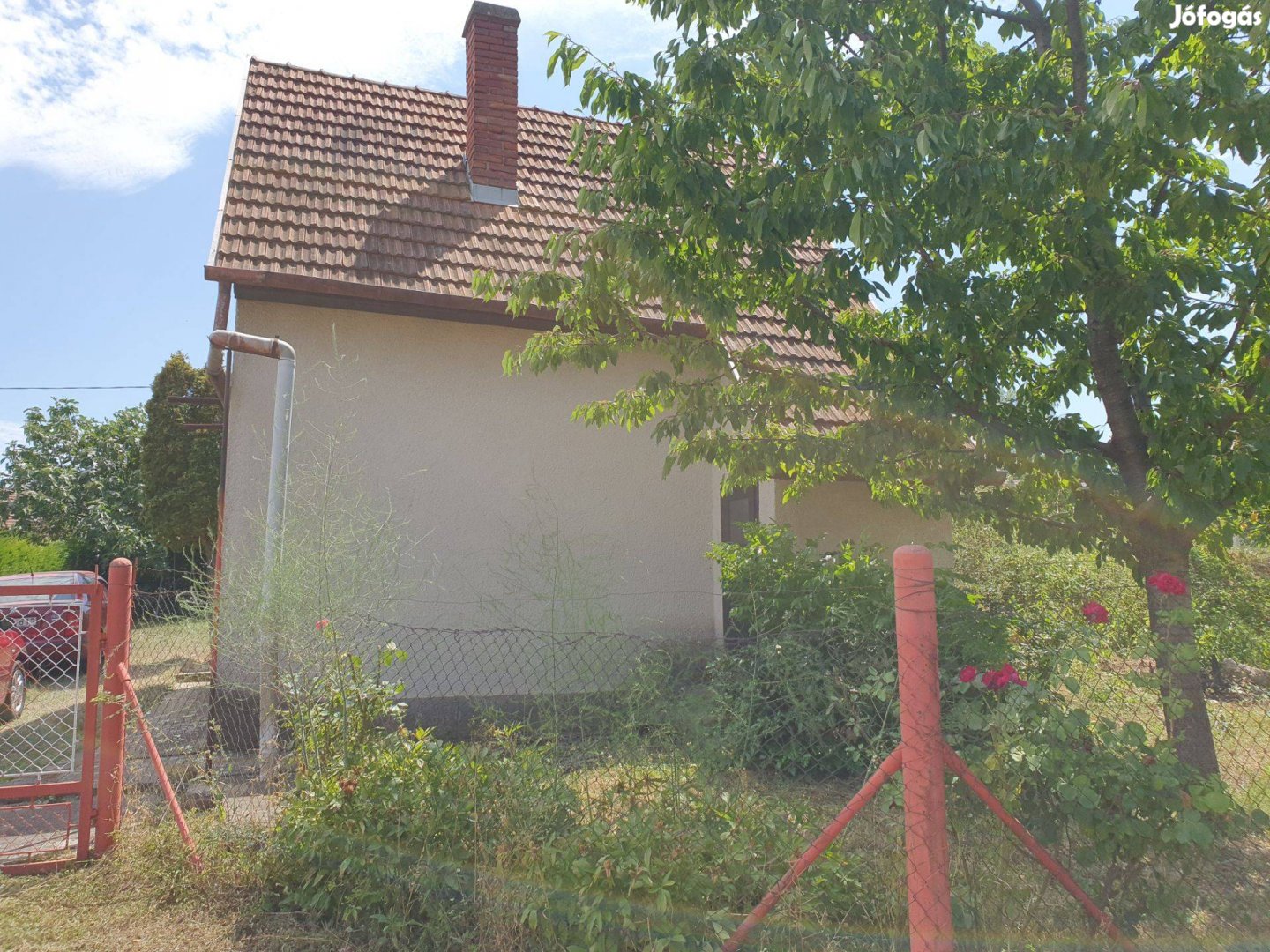Eladó Keszüben egy 1606nm2-es belterületű teken 30 nm2 ház