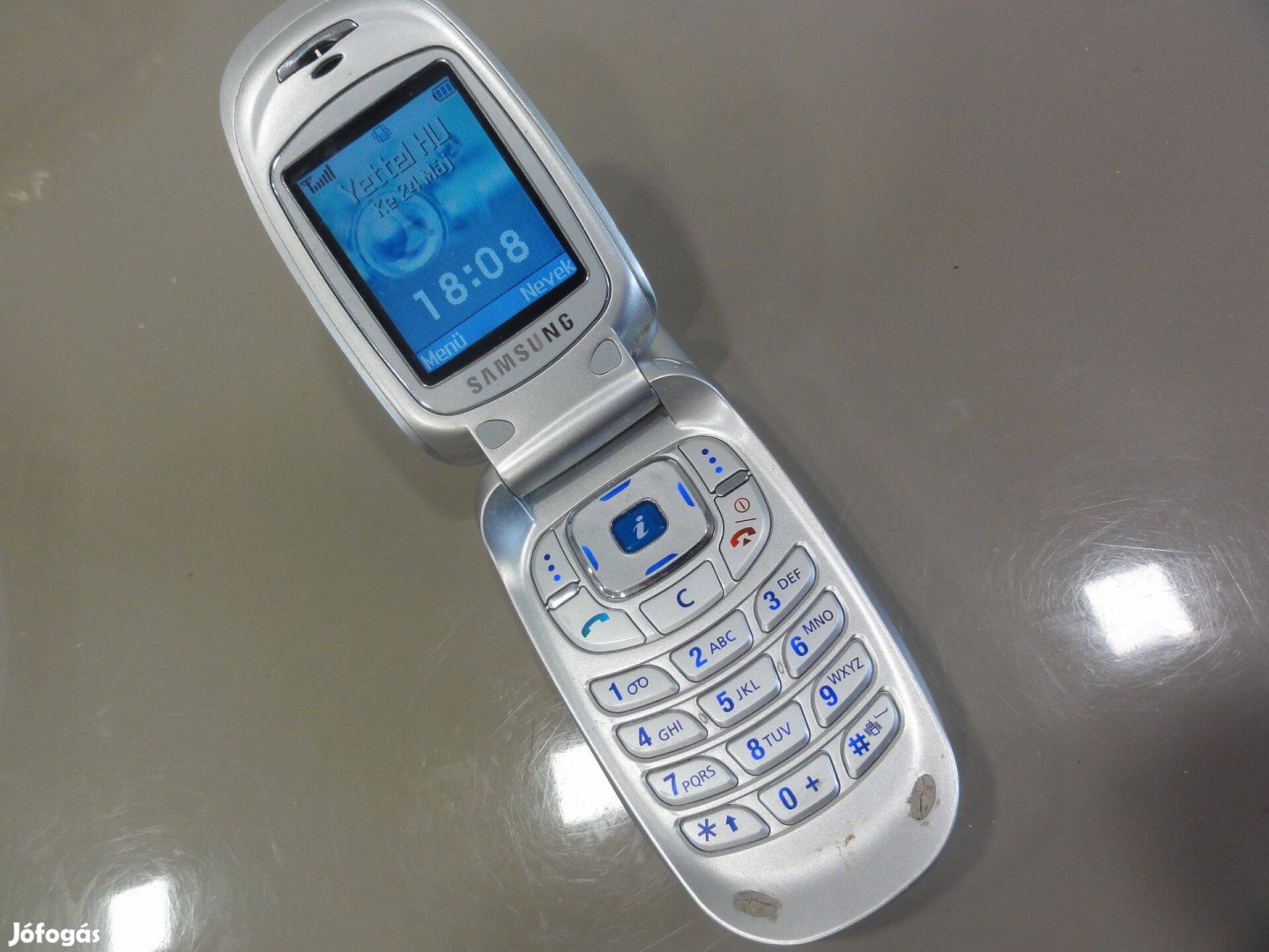 Eladó Kinyithatós Samsung X450 Yetteles telefon gyári töltővel