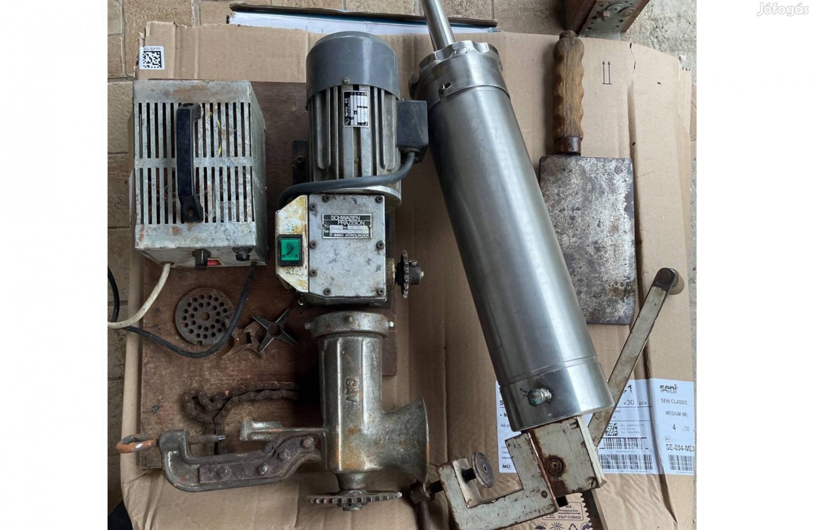 Eladó Kolbasztoltő elektromos húsdaráló Bárd