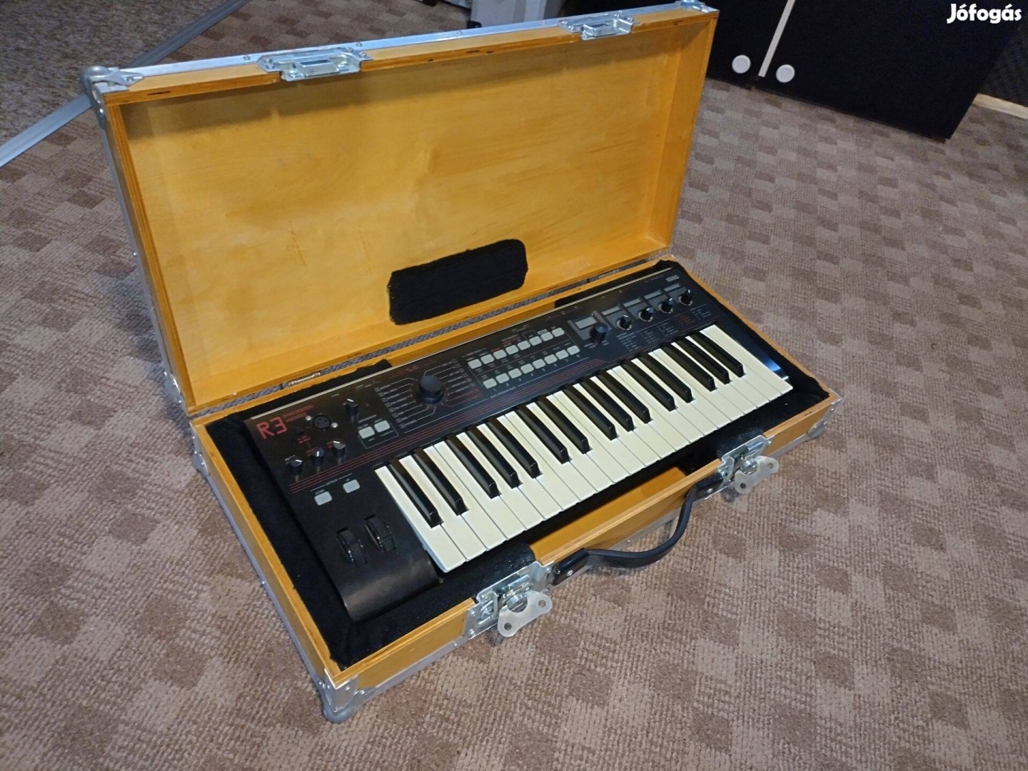 Eladó Korg R3 Vocoder keménytokkal