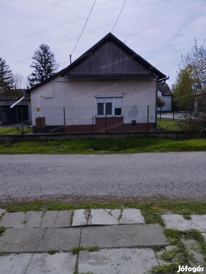 Eladó Kőtelken egy  Tisza parthoz közeli két szobás családi ház