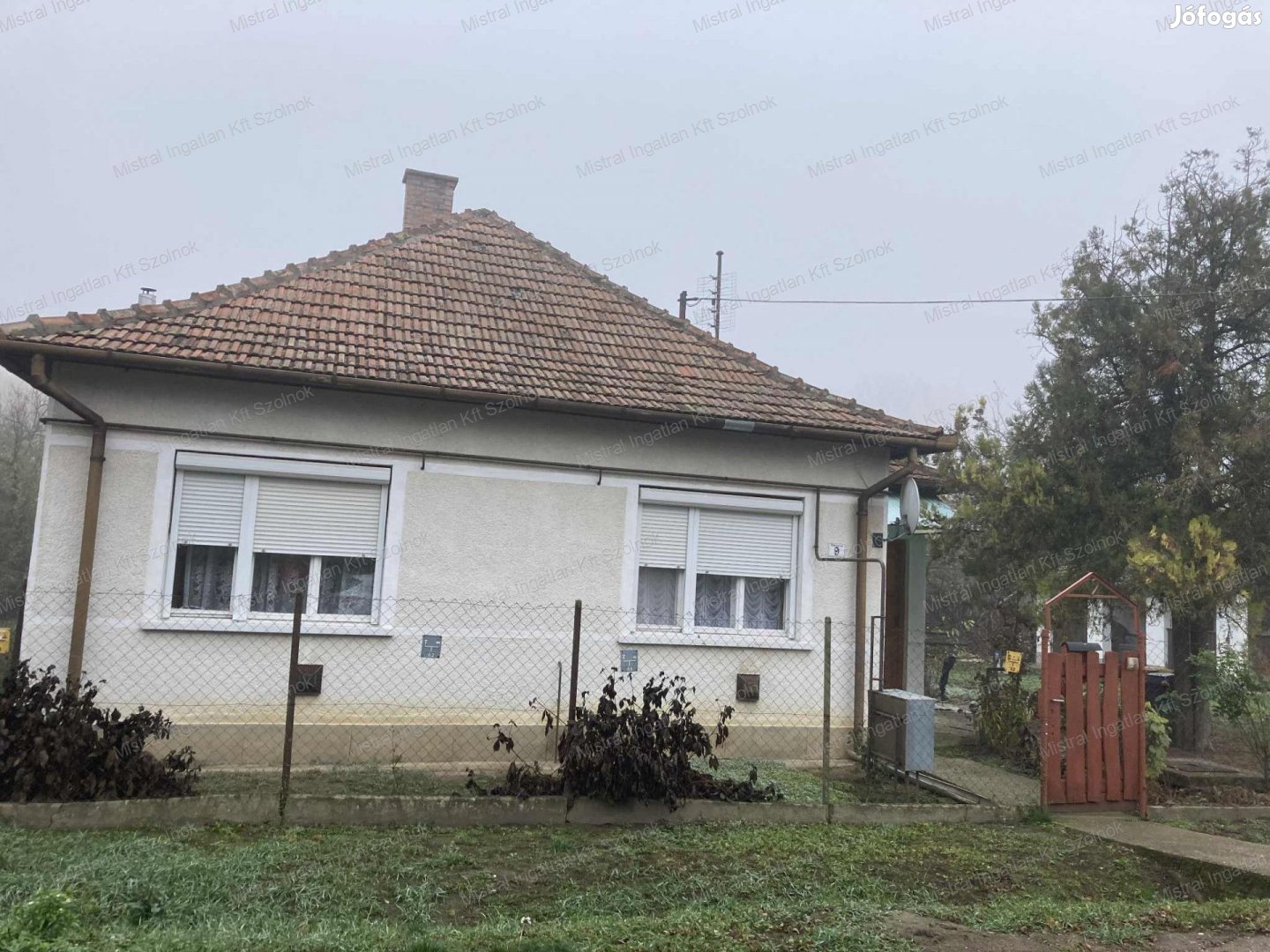 Eladó Kőtelken egy két és fél szobás családi ház