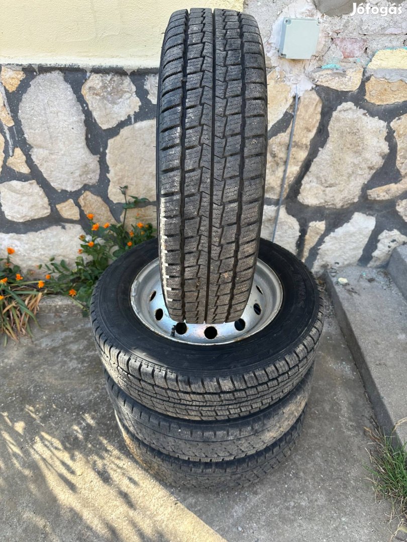 Eladó Lada Niva felni Téli gumival
