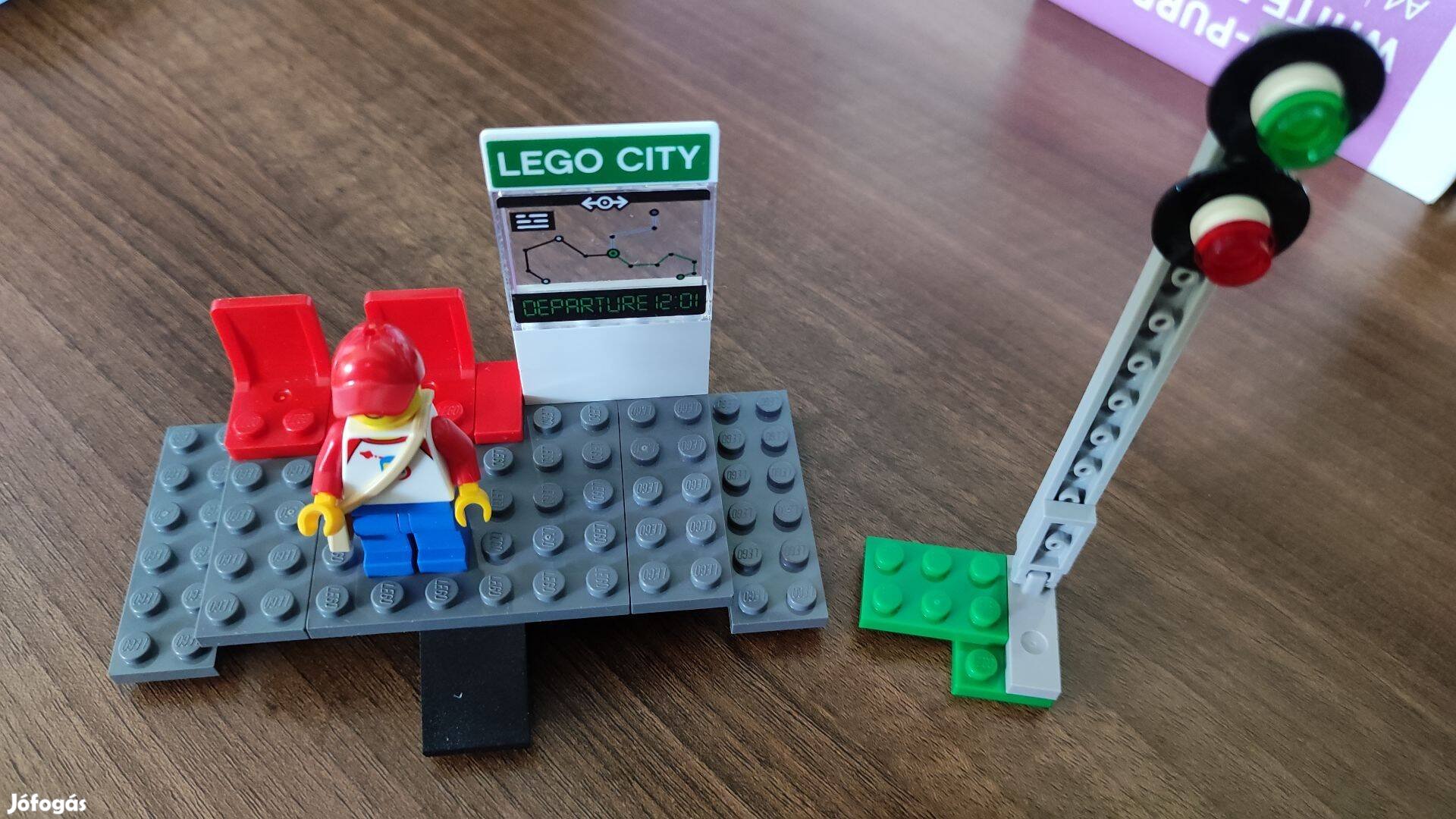 Eladó Lego 60197 peron, jelzőlámpa + figura + teljes leírás (5 db)