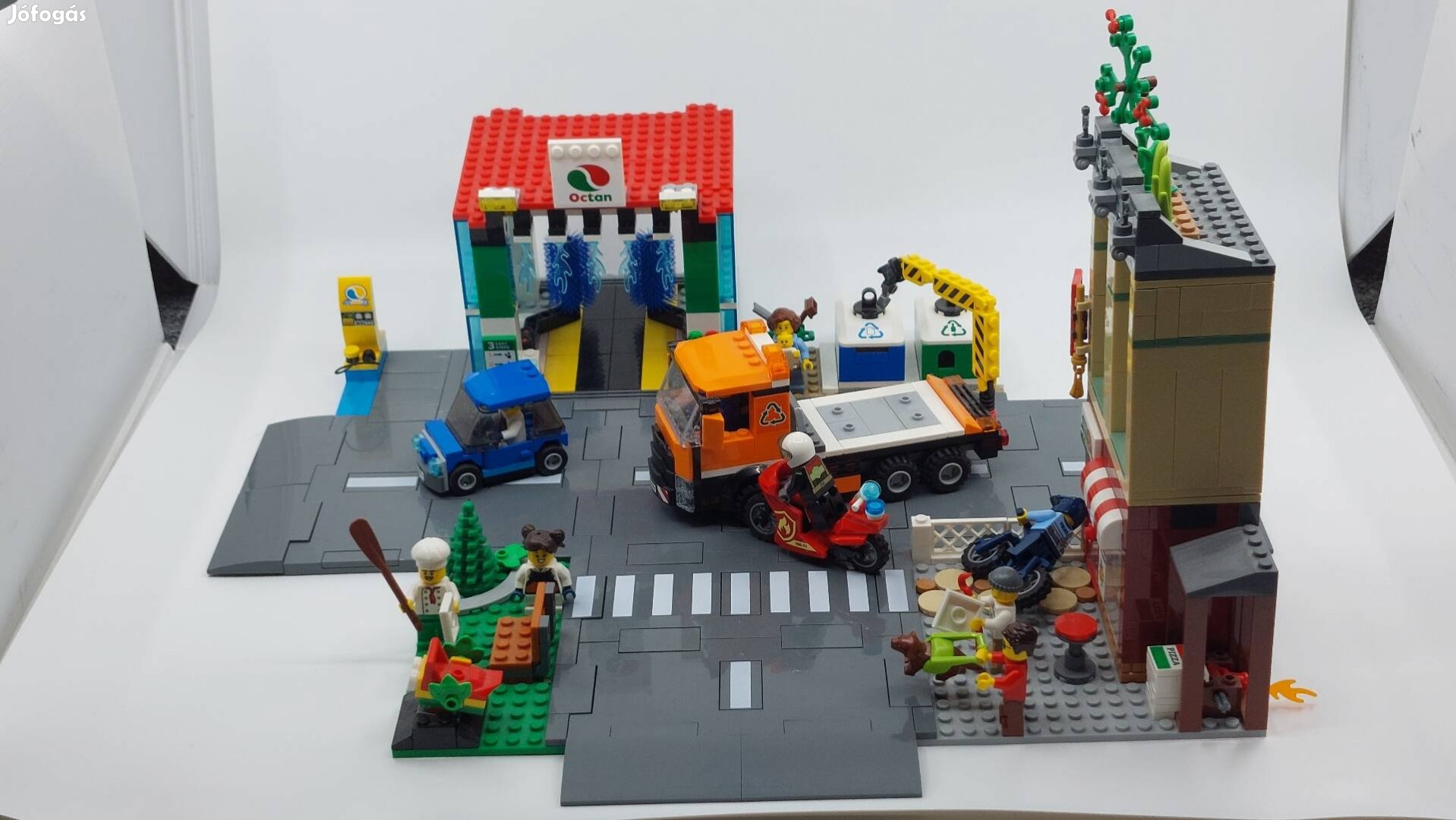 Eladó Lego City 60292 városközpont dobozában leírással