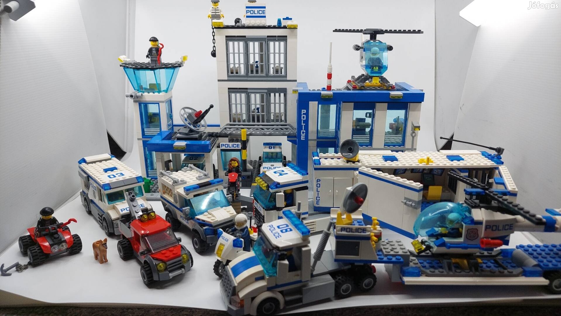 Eladó Lego rendőrkapitányság 60047 plusz két kamionnal és járgányokkal