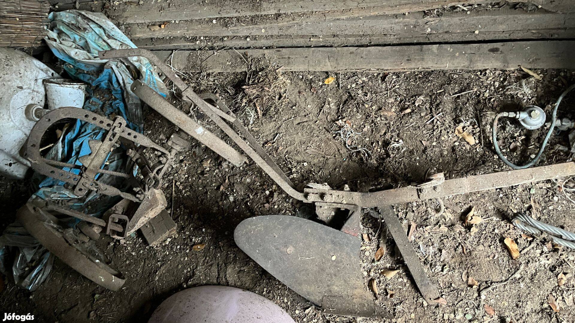 Eladó Lovaseke , Siló takarmánykiosztó rész,tápfelhordó