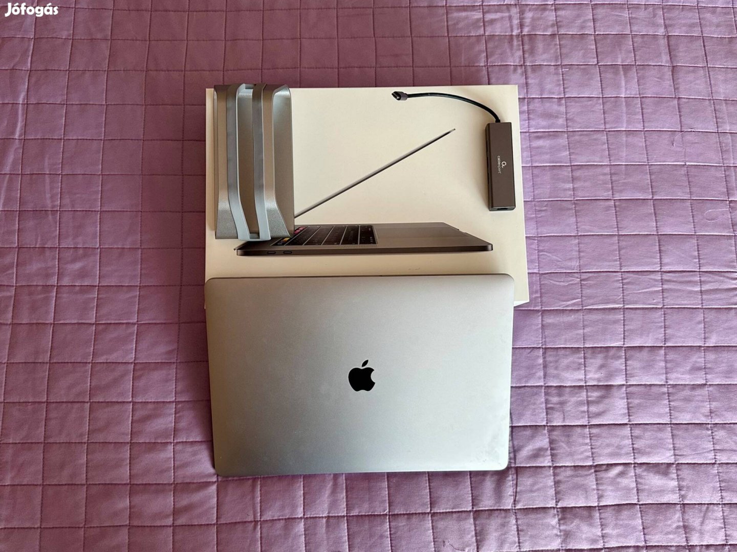 Eladó Macbook Pro 15 (2018) i7 / 16GB / 512GB / Radeon 560X csak