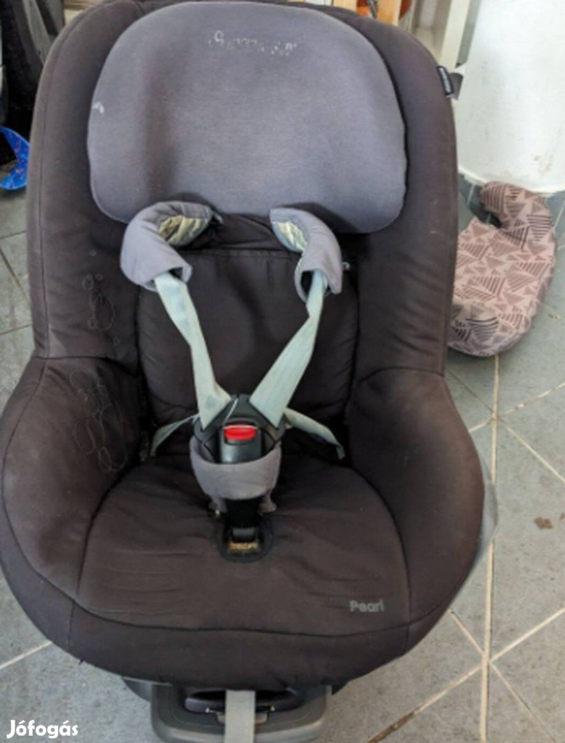 Eladó Maxi-Cosi Pearl gyerekülés és Maxi-Cosi Familyfix Isofix rögzítő