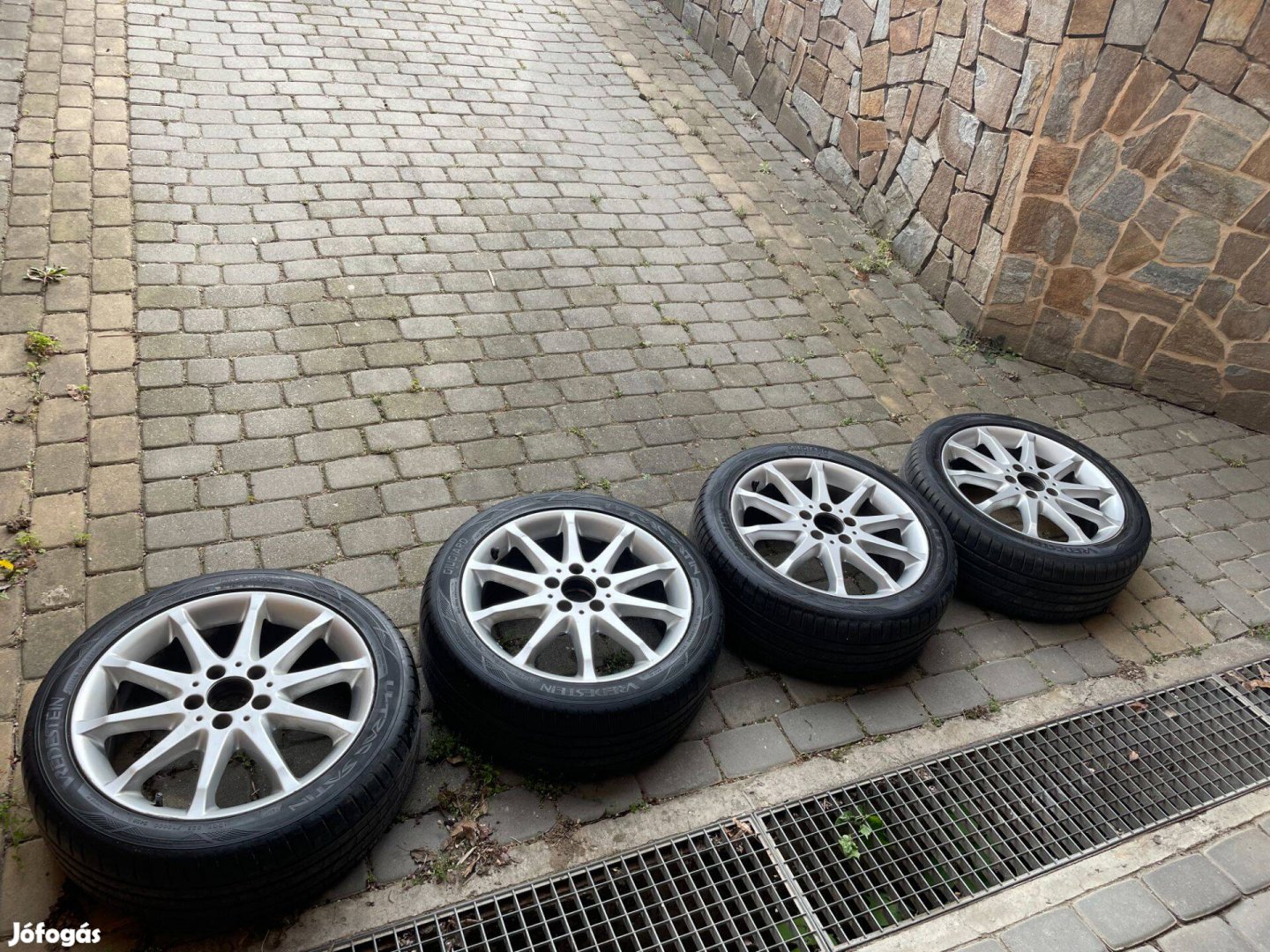 Eladó Mercedes 17" felniszett Vredestein gumival
