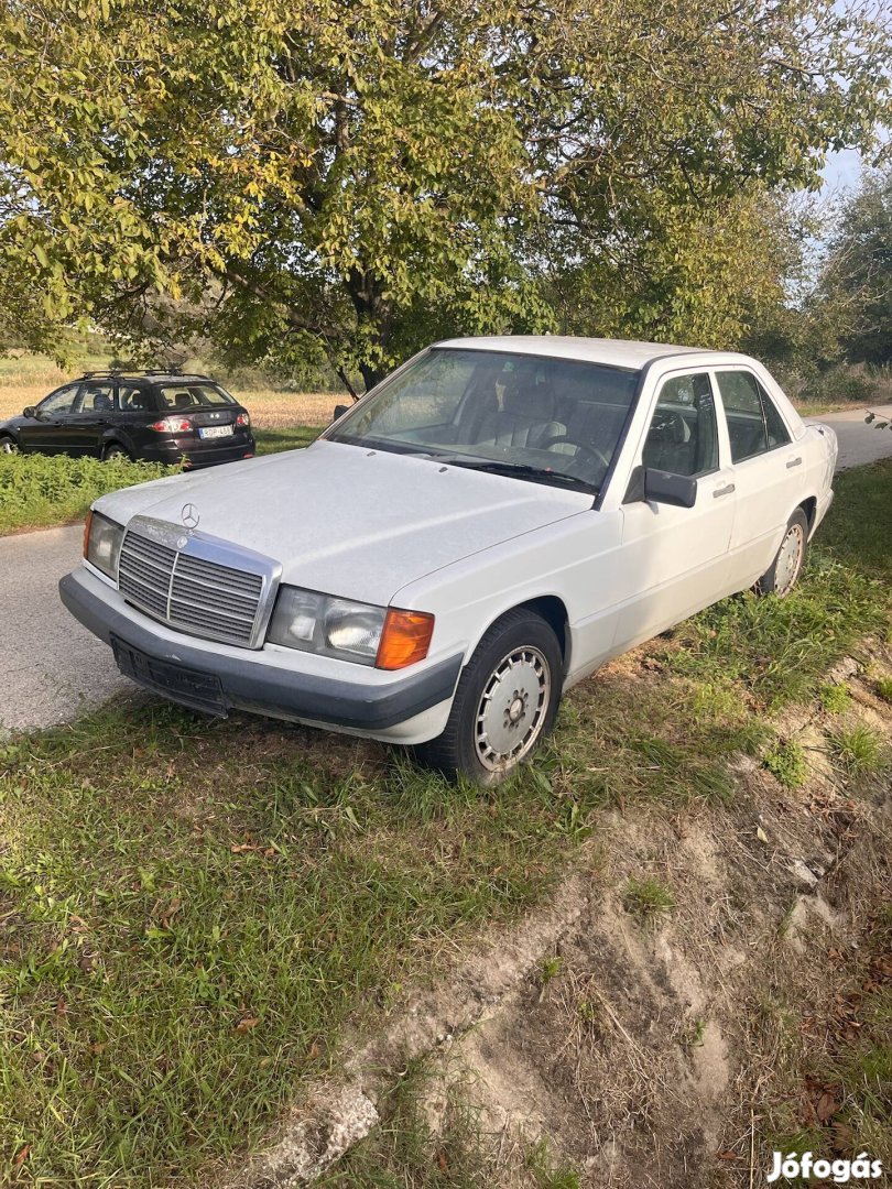 Eladó Mercedes 190D, sérült, lejárt okmányokkal 