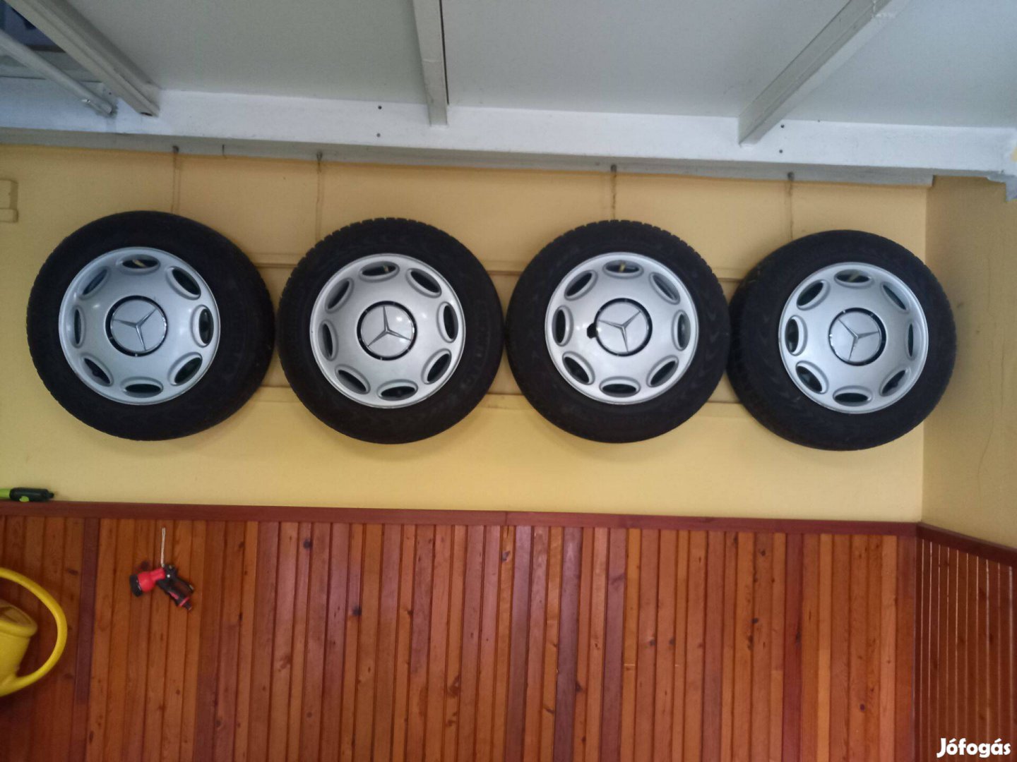 Eladó Mercedes-Benz W124 15-ös 4 db lemez felni, dísztárcsák