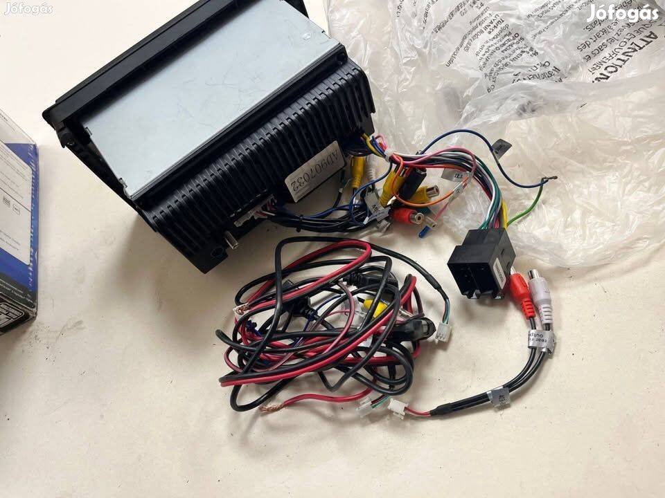 Eladó Multimédiás navigációs 2DIN autós fejegység