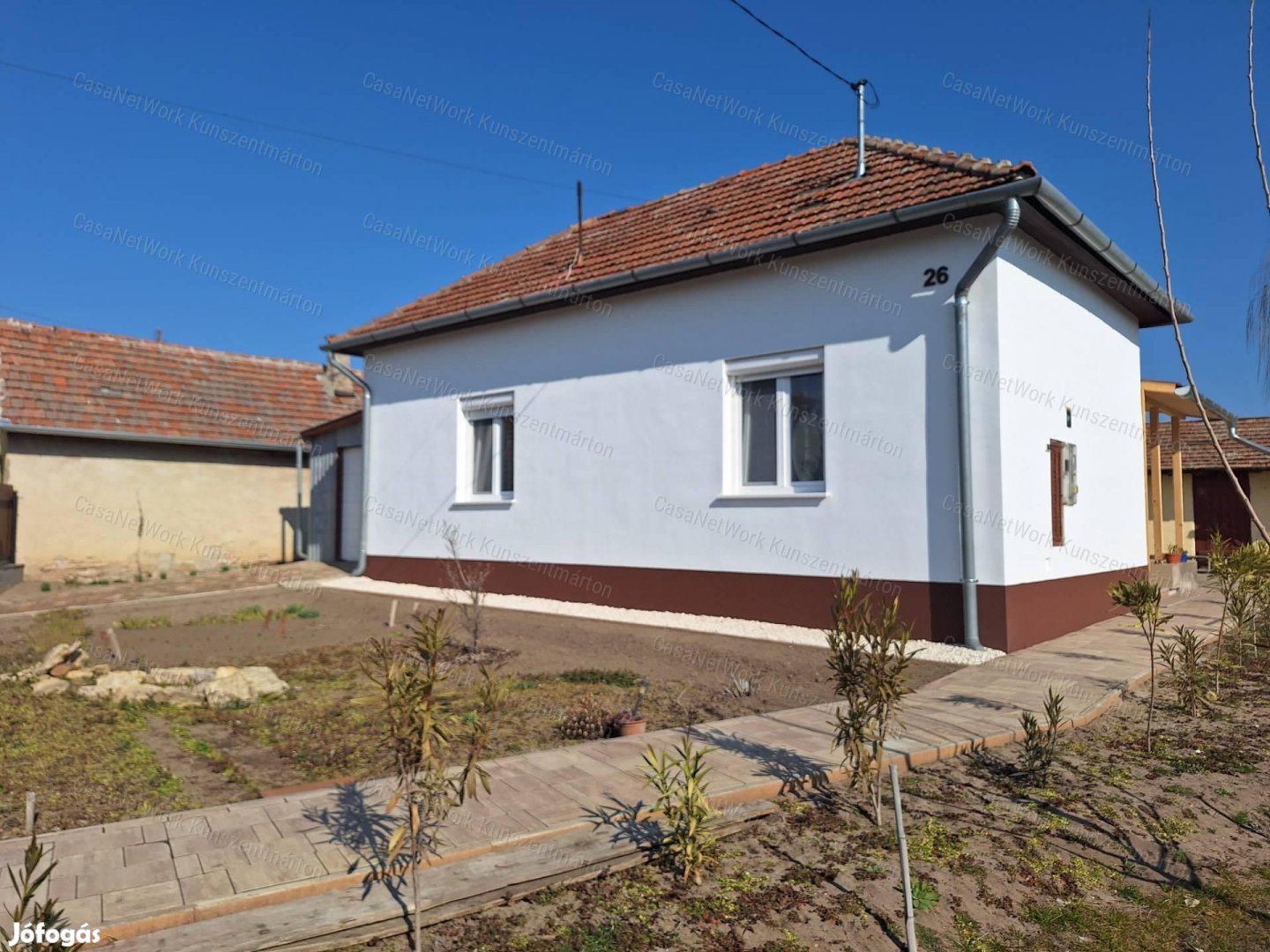 Eladó Nagykőrösön, 2 szobás felújított családi ház garázzsal!