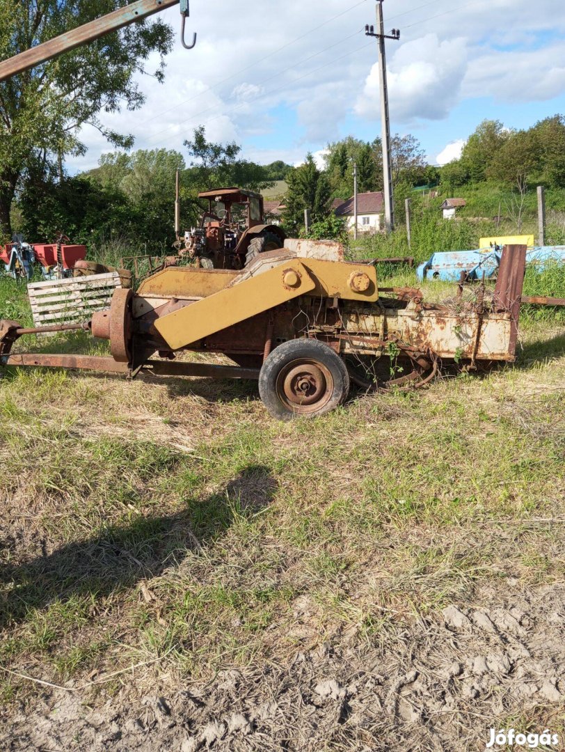 Eladó New Holland kis bálázó