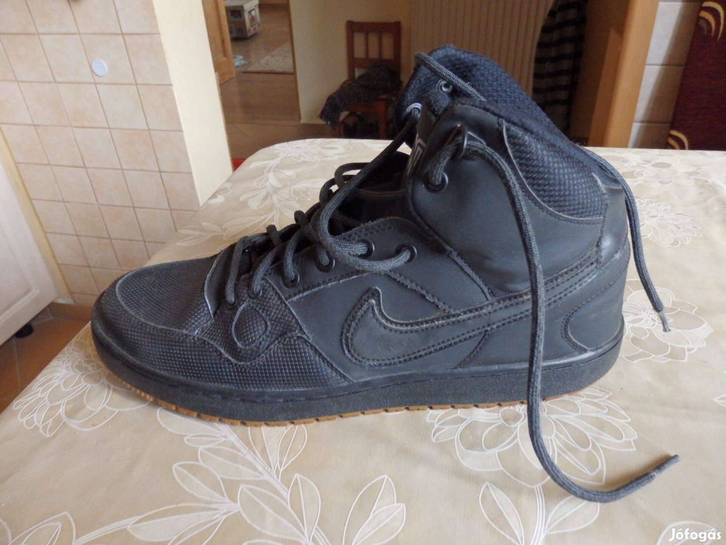 Eladó Nike magasszárú használt fekete férfi cipő 44,5-es