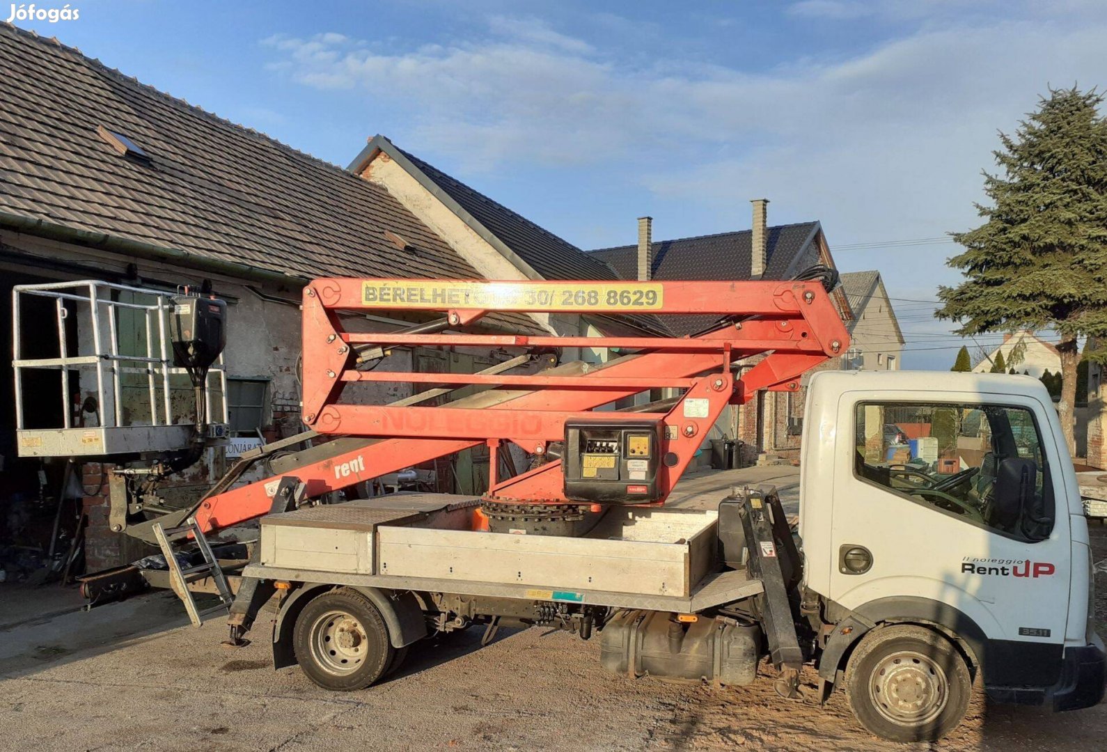 Eladó Nissan Cabstar emelőkosaras teherautó