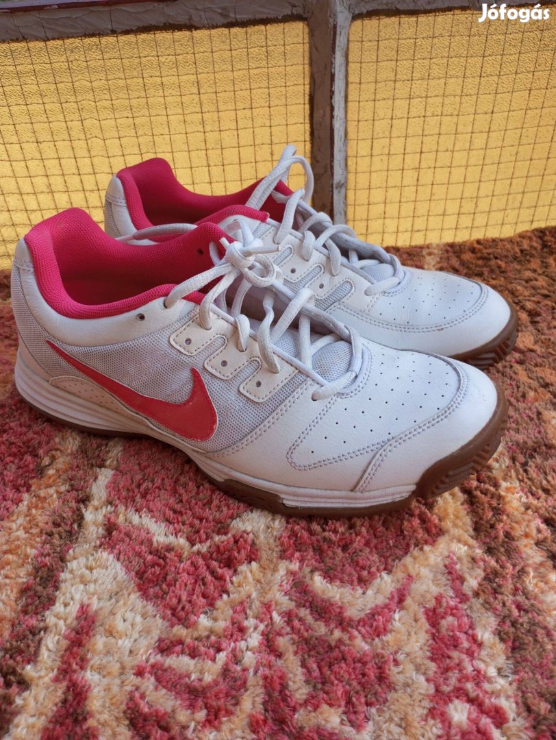 Eladó Női Nike sport cipő