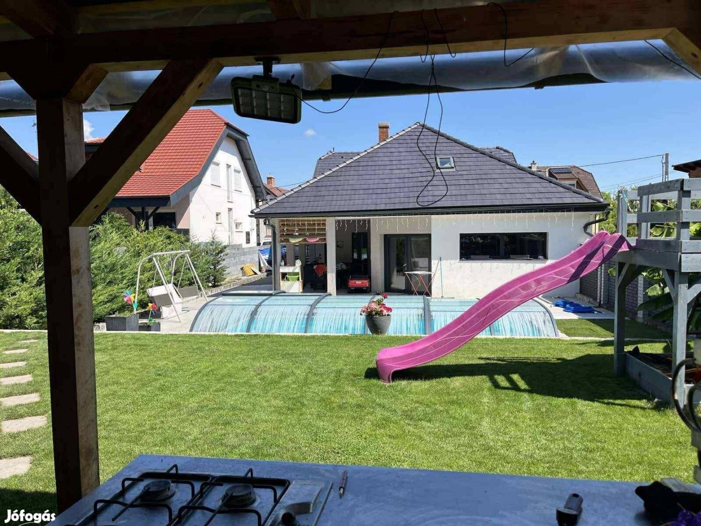 Eladó Nyergesújfalun 5 szobás, medencés, felújított családi