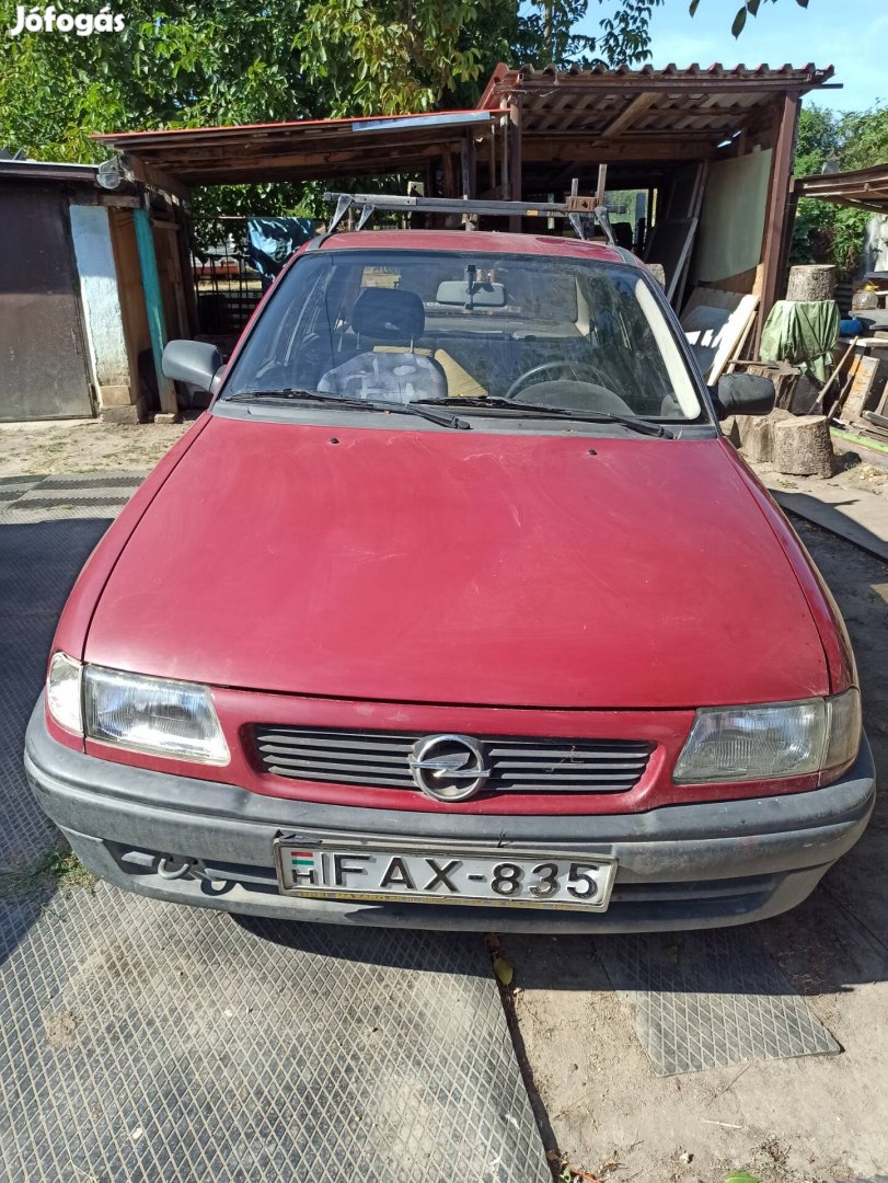 Eladó Opel Astra sedan Vácon