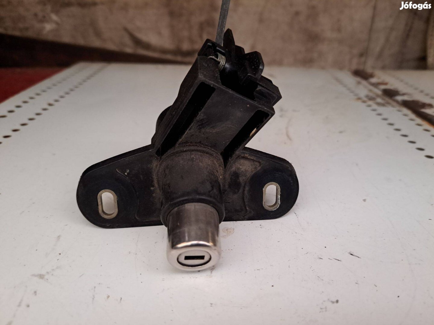 Eladó Opel Omega csomagtérajtó / hátsó nyitó gomb