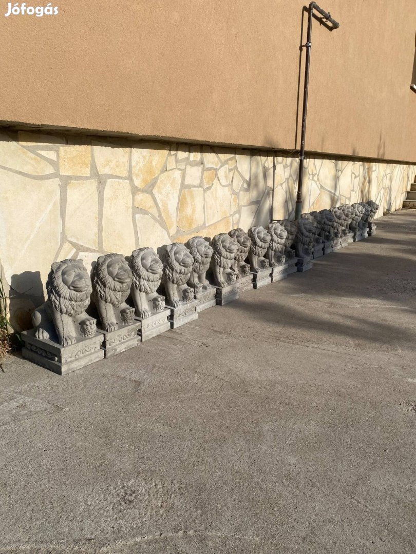 Eladó Oroszlán szobrok