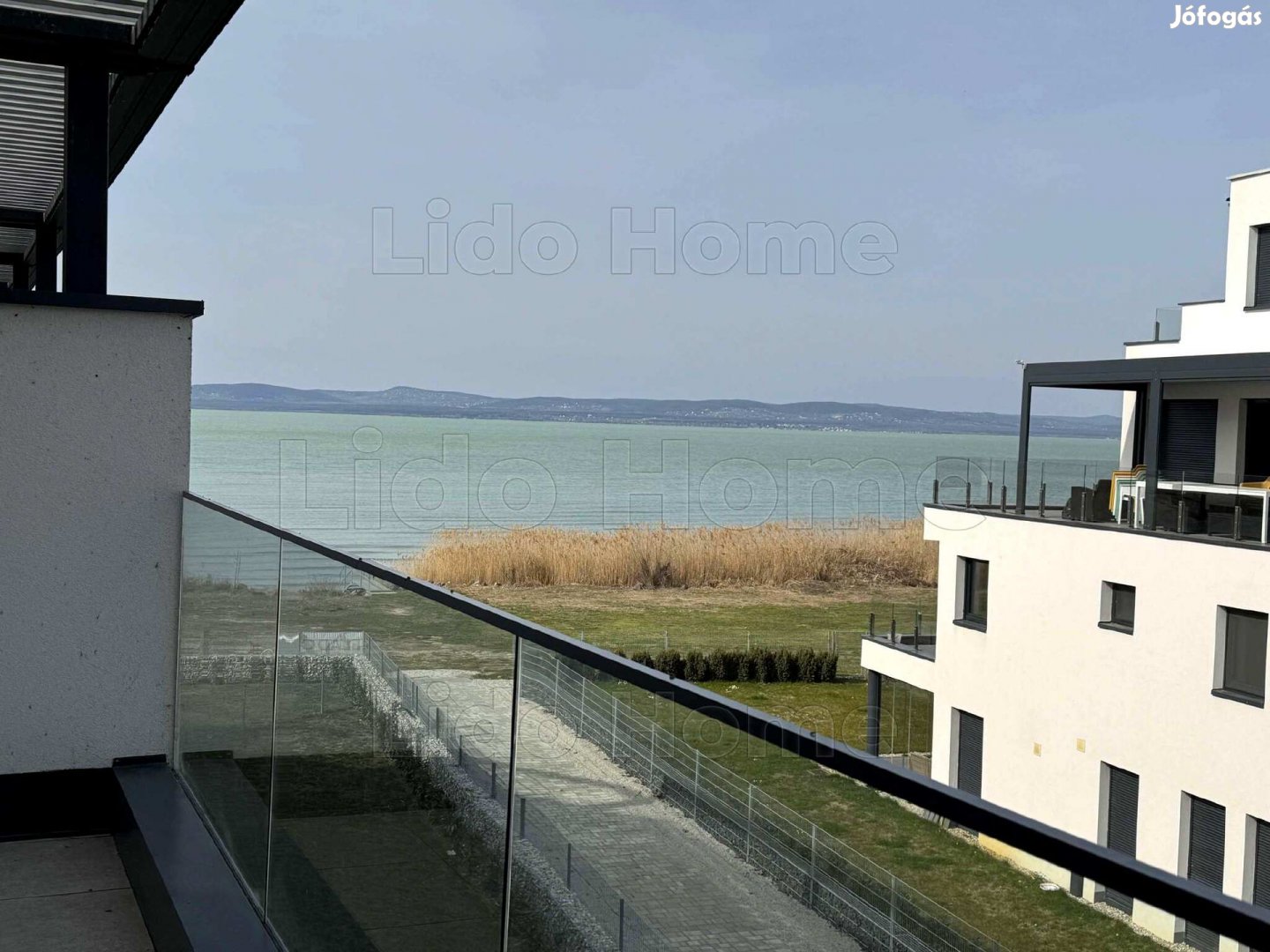 Eladó PANORÁMÁS vízparti lakás Balatonszemesen